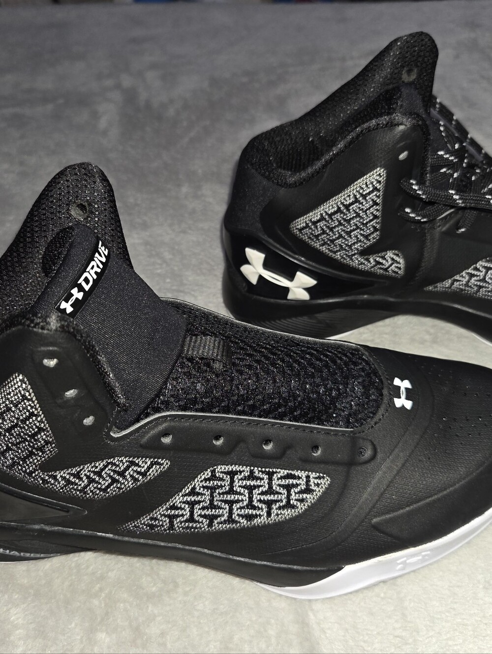 Under Armour Clutch Fit Charged Basketball Shoe